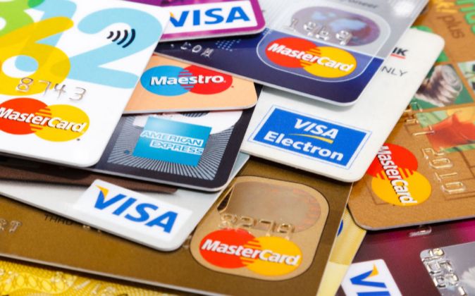 ¿Te deben cobrar comisión si pagas con tarjeta en los comercios? Esto dice la ley