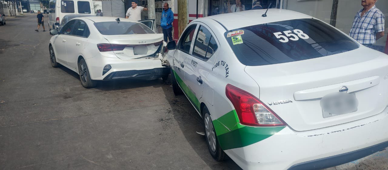 Infarto le arrebata la vida a un taxista cuando conducía en Los Mochis; choca con poste y auto