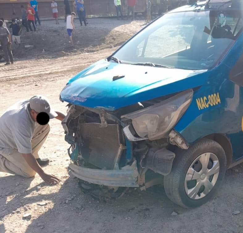 Taxista intenta ganarle el paso al tren y es embestido en Escuinapa