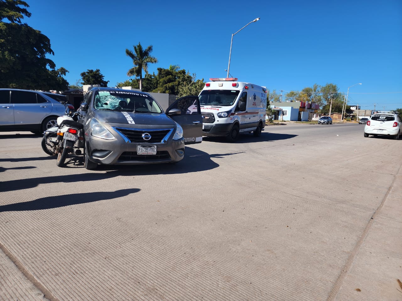 Taxista le cierra el paso a un motociclista y provoca accidente vial en Los Mochis