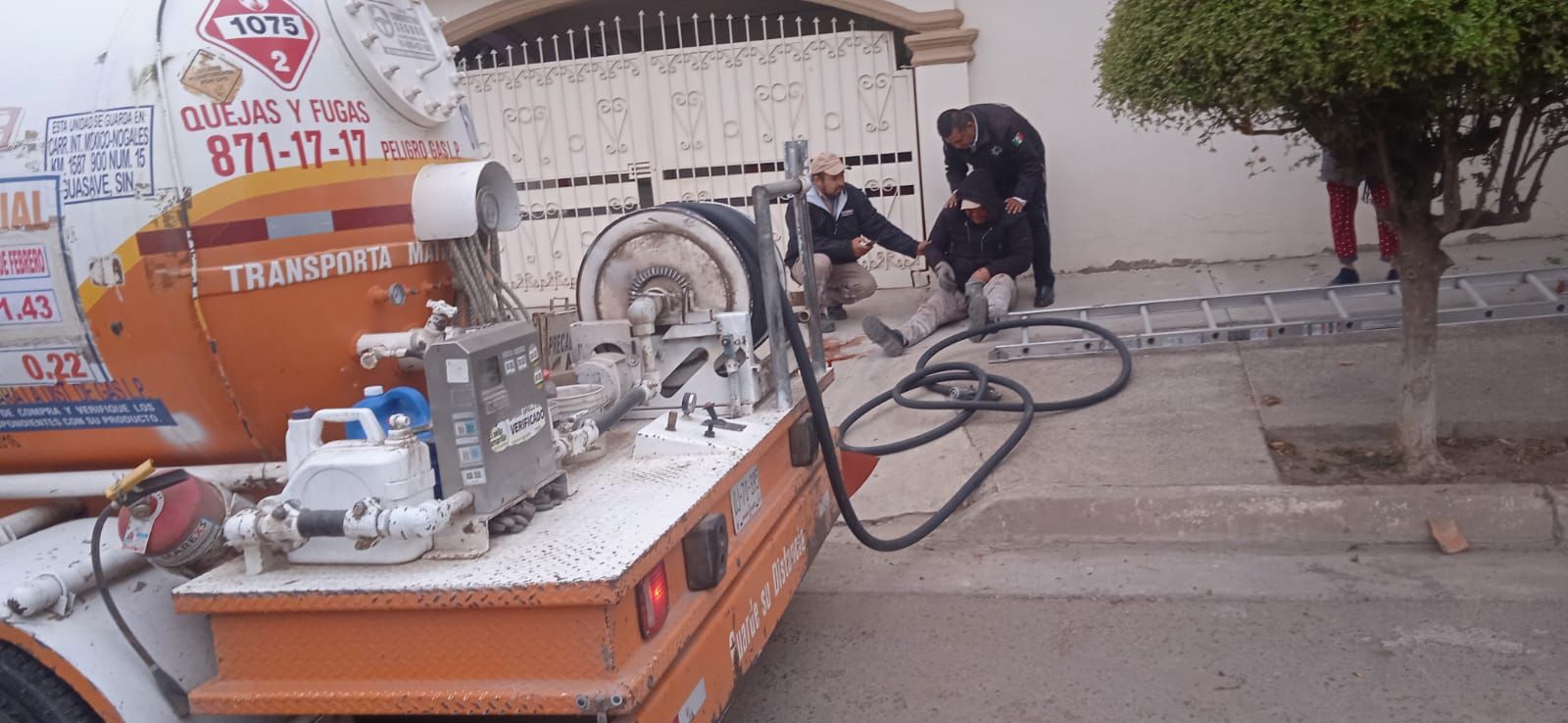 Trabajador de gasera cae de una escalera cuando rellenaba un tanque en Guasave y termina lesionado