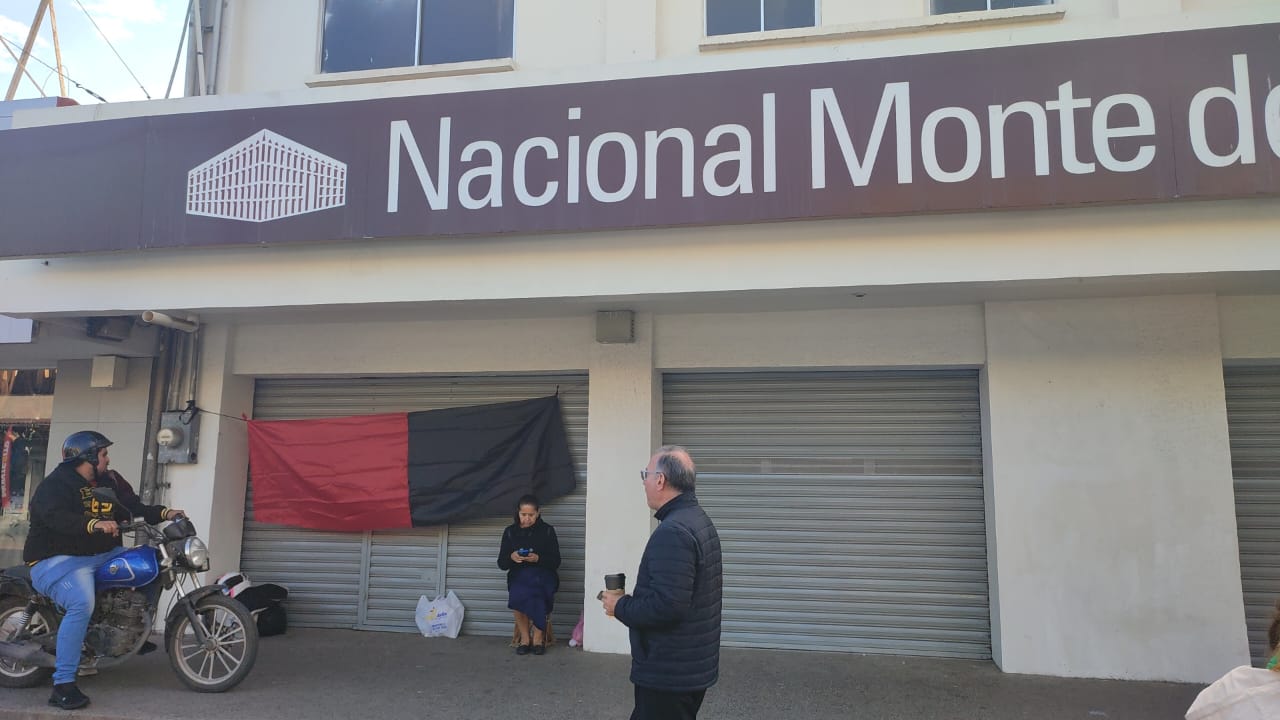 Trabajadores Nacional Monte de Piedad en Los Mochis instalan bandera ‘rojinegras’