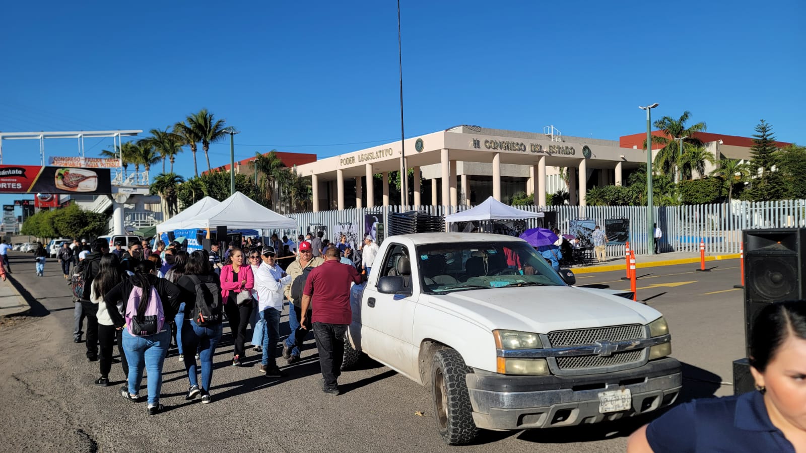 ¡Precaución! Trabajadores y estudiantes de la UAS se manifiesta ahora frente al Congreso del Estado, en Culiacán