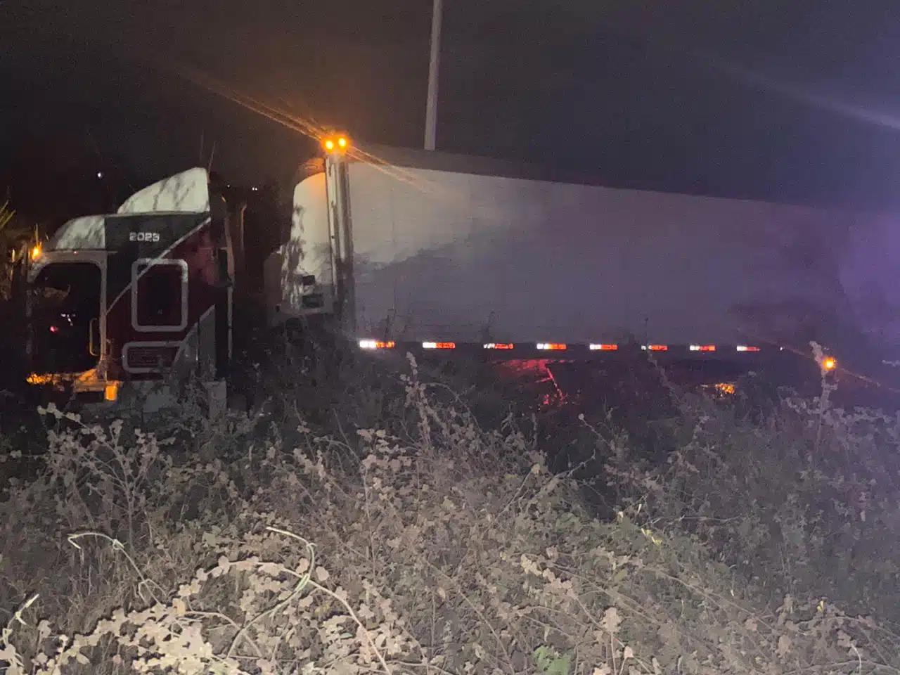 Tráiler sufre aparatosa salida de camino sobre la carretera México 15, en Guasave