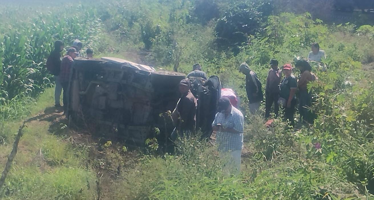 ¡Hay tres lesionados! Tren embiste camioneta tras intentar ganarle el paso en Higueras de Abuya, al sur de Culiacán