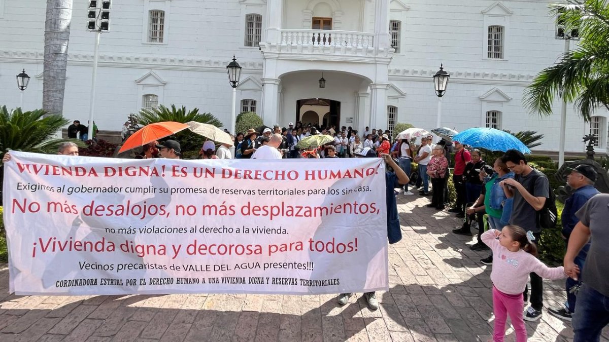 Vecinos ‘sin casa’ de Valle del Agua se manifiestan en Ayuntamiento de Culiacán