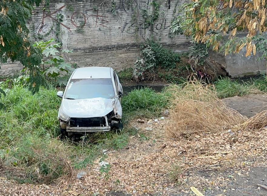 Vehículo cae del paso superior sobre la avenida Gabriel Leyva en Mazatlán