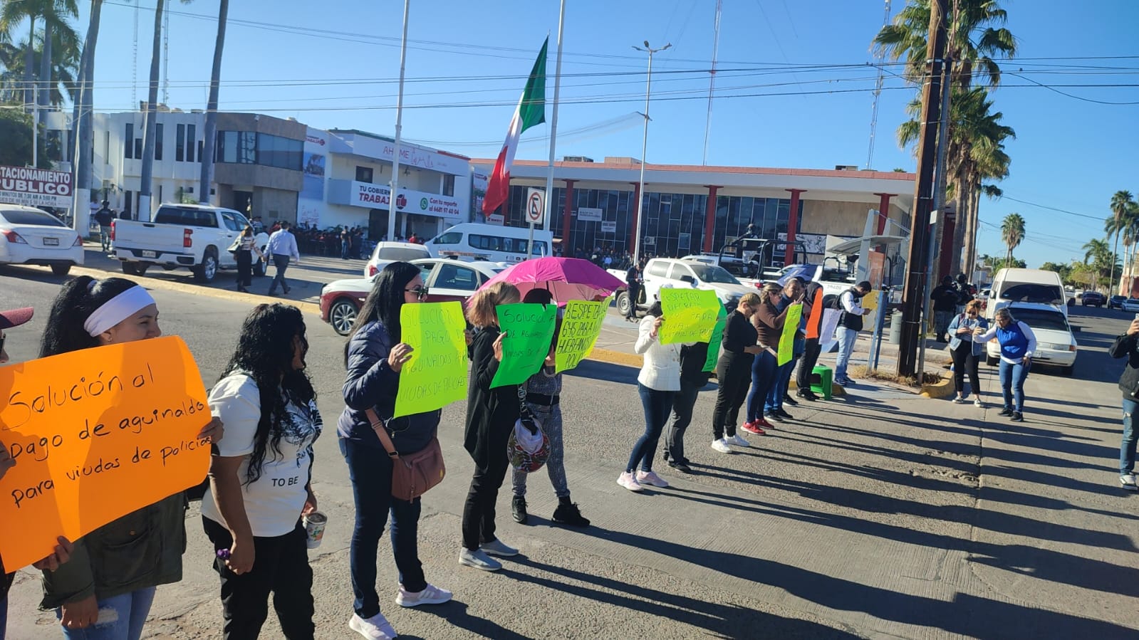 Sin denuncia Ahome contra funcionario, por agredir a una de las viudas de policías por tomar oficinas de Ingresos