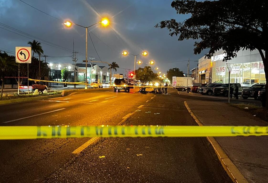 Pierde la vida al caer y derrapar en su motocicleta por varios metros en Mazatlán