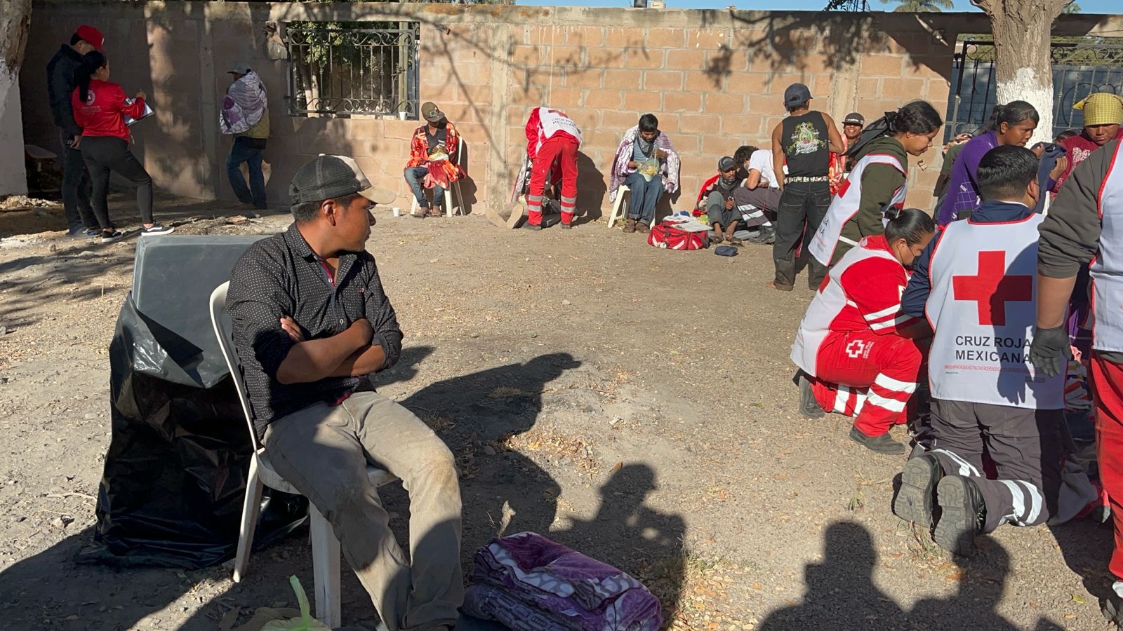Iban al corte de chile; mojados, bajo el sol, jornaleros se recuperan del camionazo en Guasave
