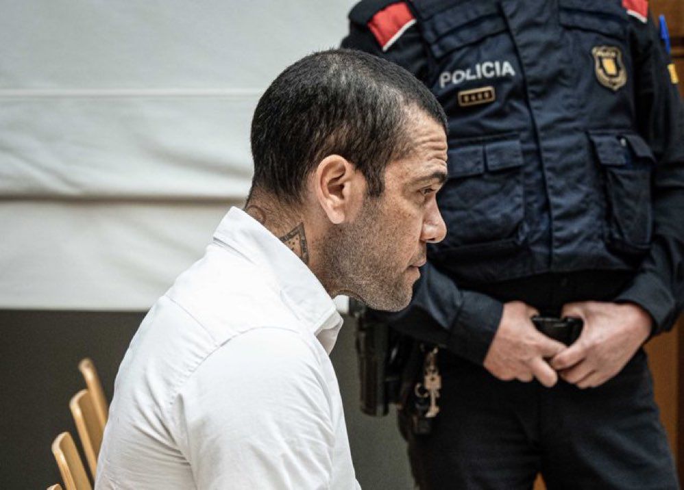Futbolista Dani Alves es condenado a cuatro años y medio de cárcel por agresión sexual