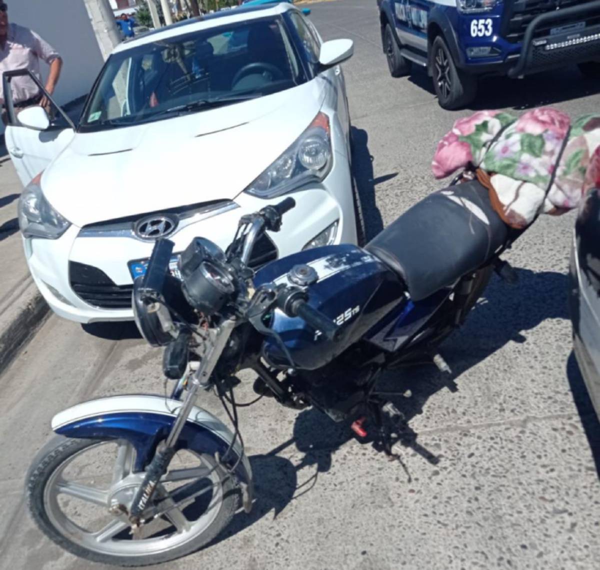 Daños materiales dejó un choque entre un automóvil y una moto en Guasave