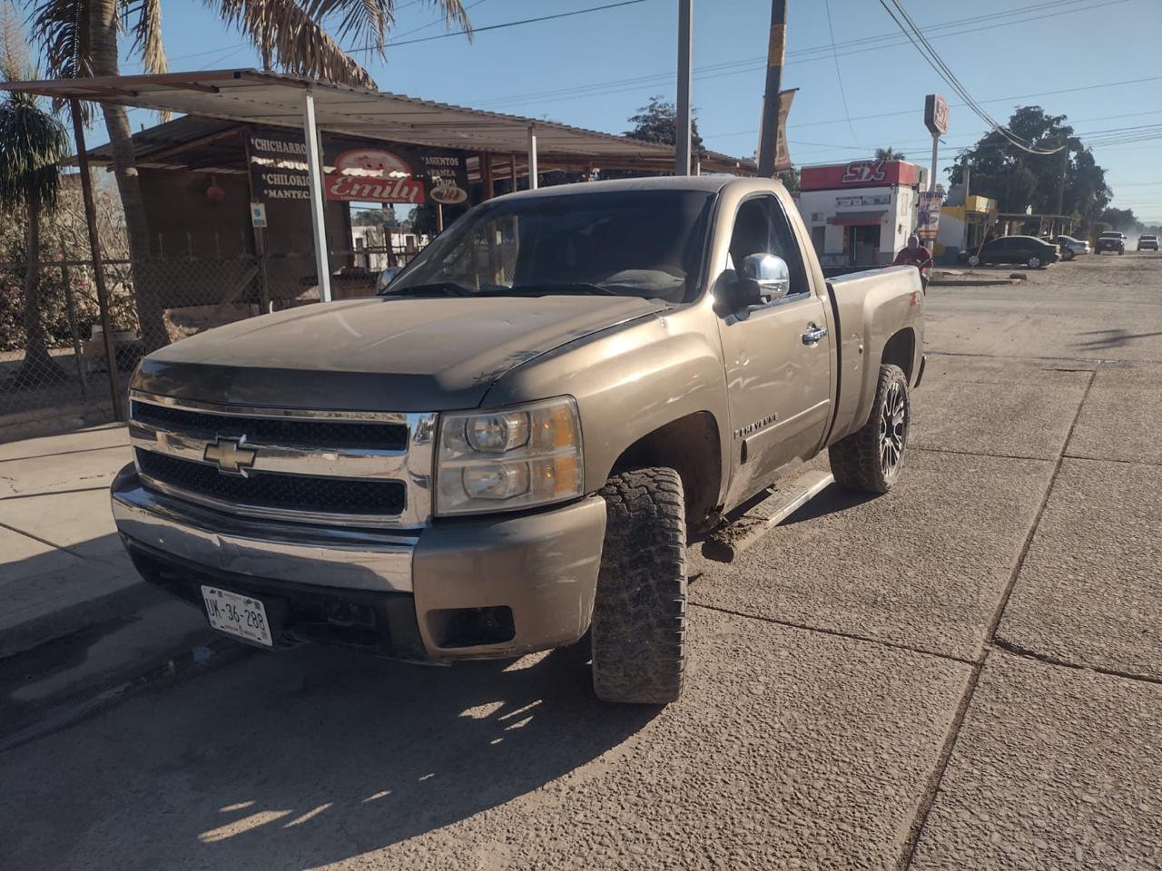 Mujer termina lesionada en un choque de una motocicleta y una camioneta en Juan José Ríos