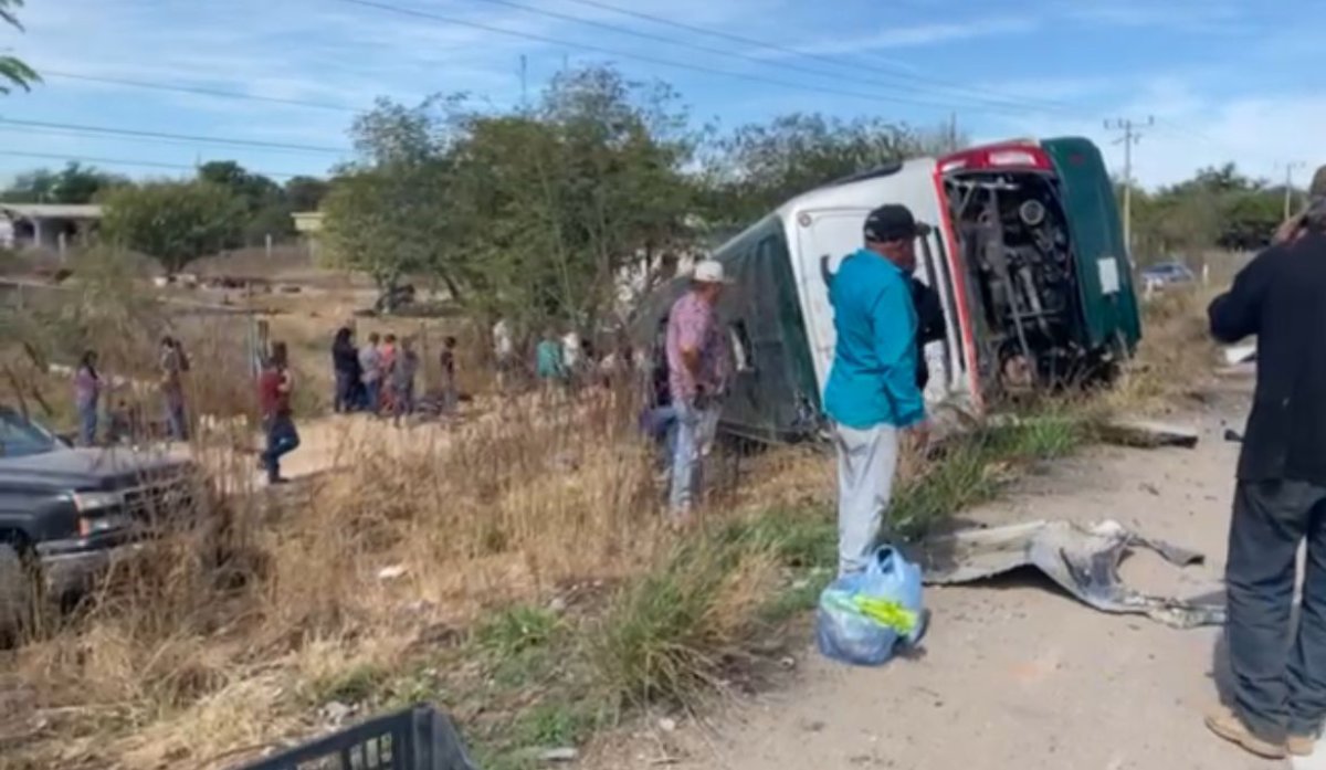 (VIDEO) ¡Fuerte camionazo! Choca autobús contra un tráiler en Ahome, Sinaloa; hay heridos