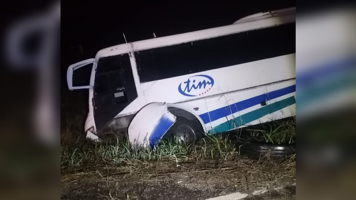 ¡Otro camionazo! Ahora en San Ignacio, esta vez el chofer iba solo
