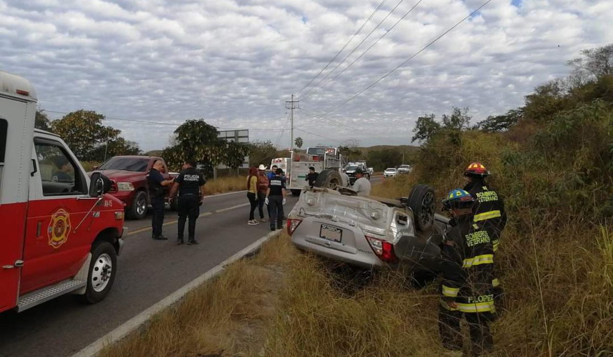 Se registra accidente de tres vehículos sobre la carretera libre en Mazatlán