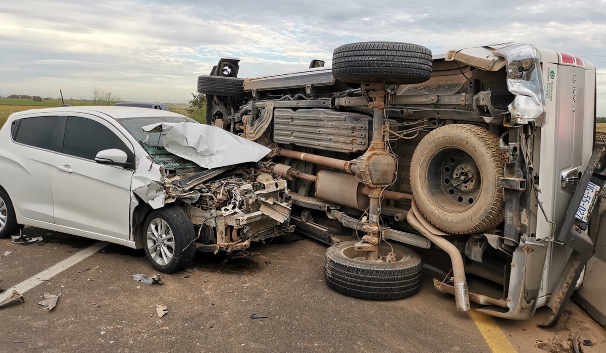 Choca camioneta y un vehículo sobre la México 15 en Ahome y provocan el cierre de la rúa federal