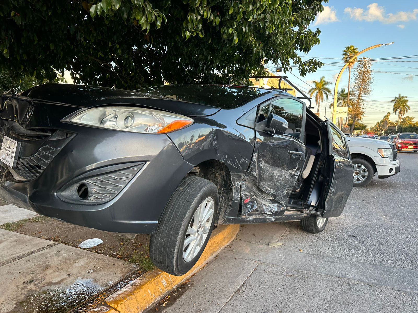 (VIDEO) Conductora se pasa un alto en Los Mochis y provoca accidente; un carro quedó ‘volando’