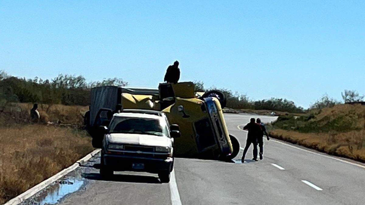 ¡Precaución! Vuelca tractocamión en la México 15, justo en Los cerros de Barobampo, Ahome