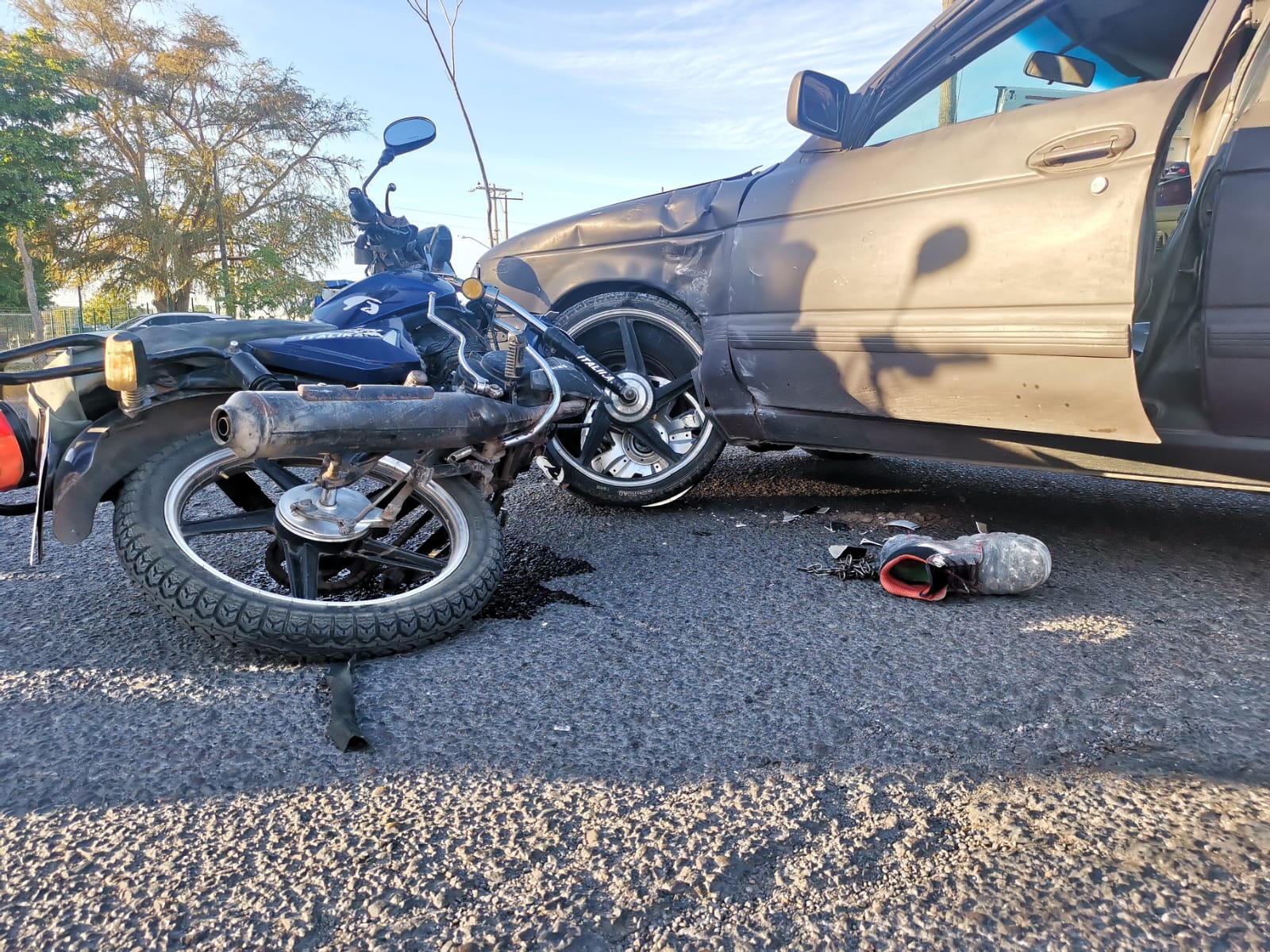 Albañil sufre lesiones tras ser embestido por un vehículo en Los Mochis