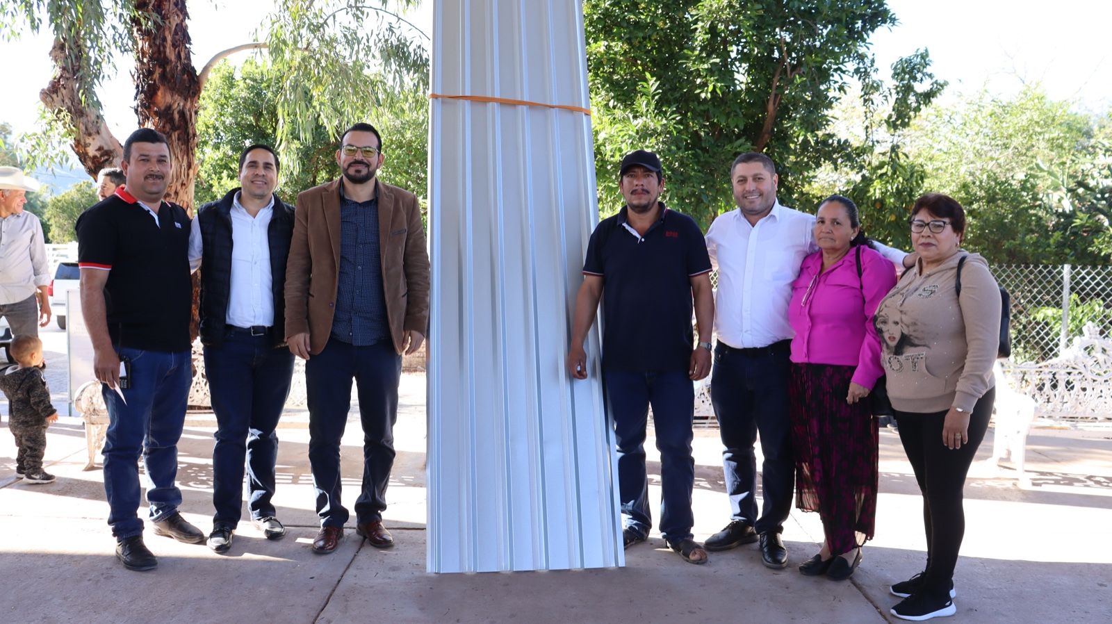 Se fortalece la vivienda en Soyatita; alcalde de Badiraguato entrega láminas galvanizadas