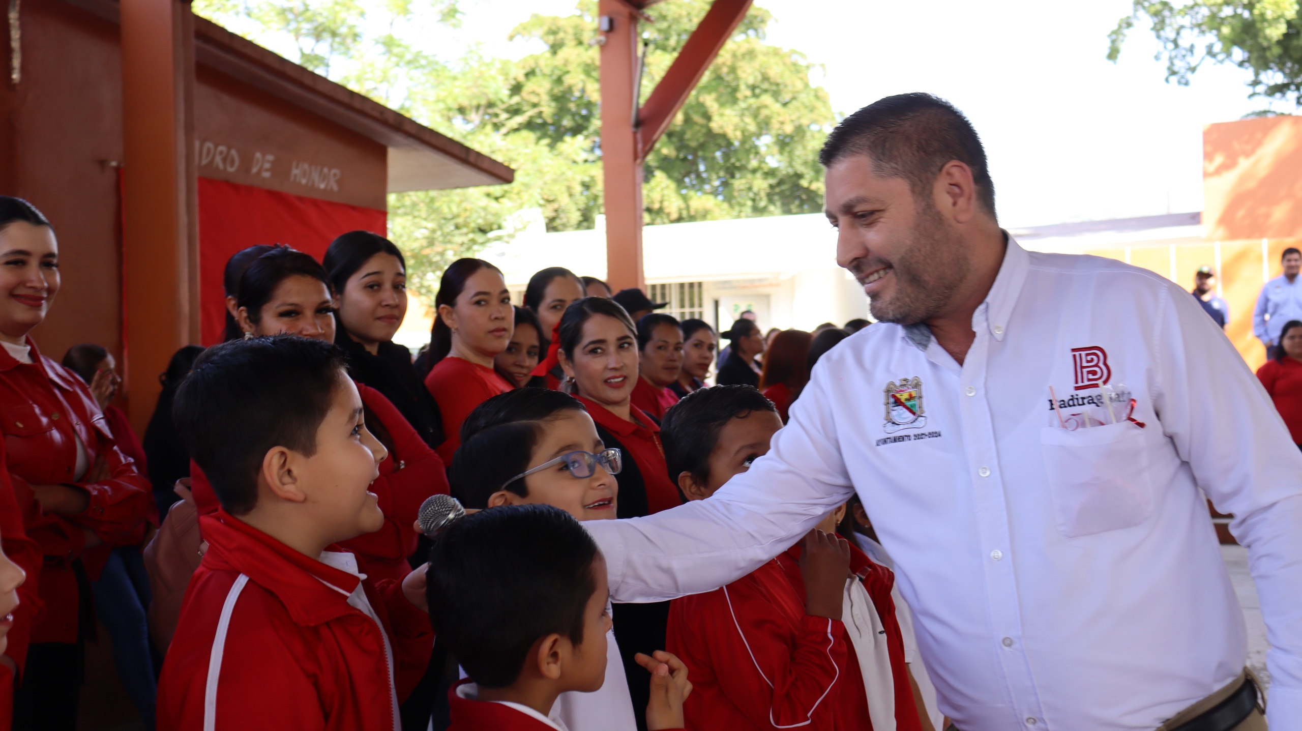Alcalde de Badiraguato celebra el Día del Amor y la Amistad en escuela