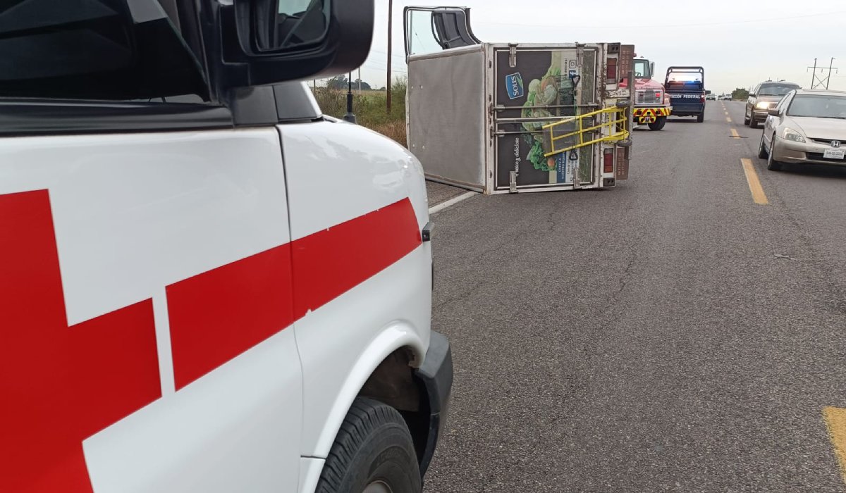 Volcadura a la salida norte de Guamúchil deja a una persona lesionada