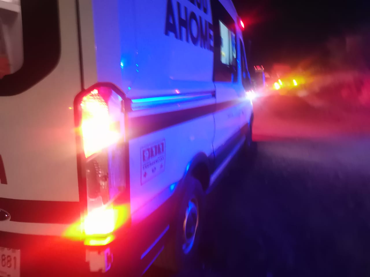 Camión de jornaleros choca contra un auto estacionado en Ahome; una mujer y dos niños resultan lesionados