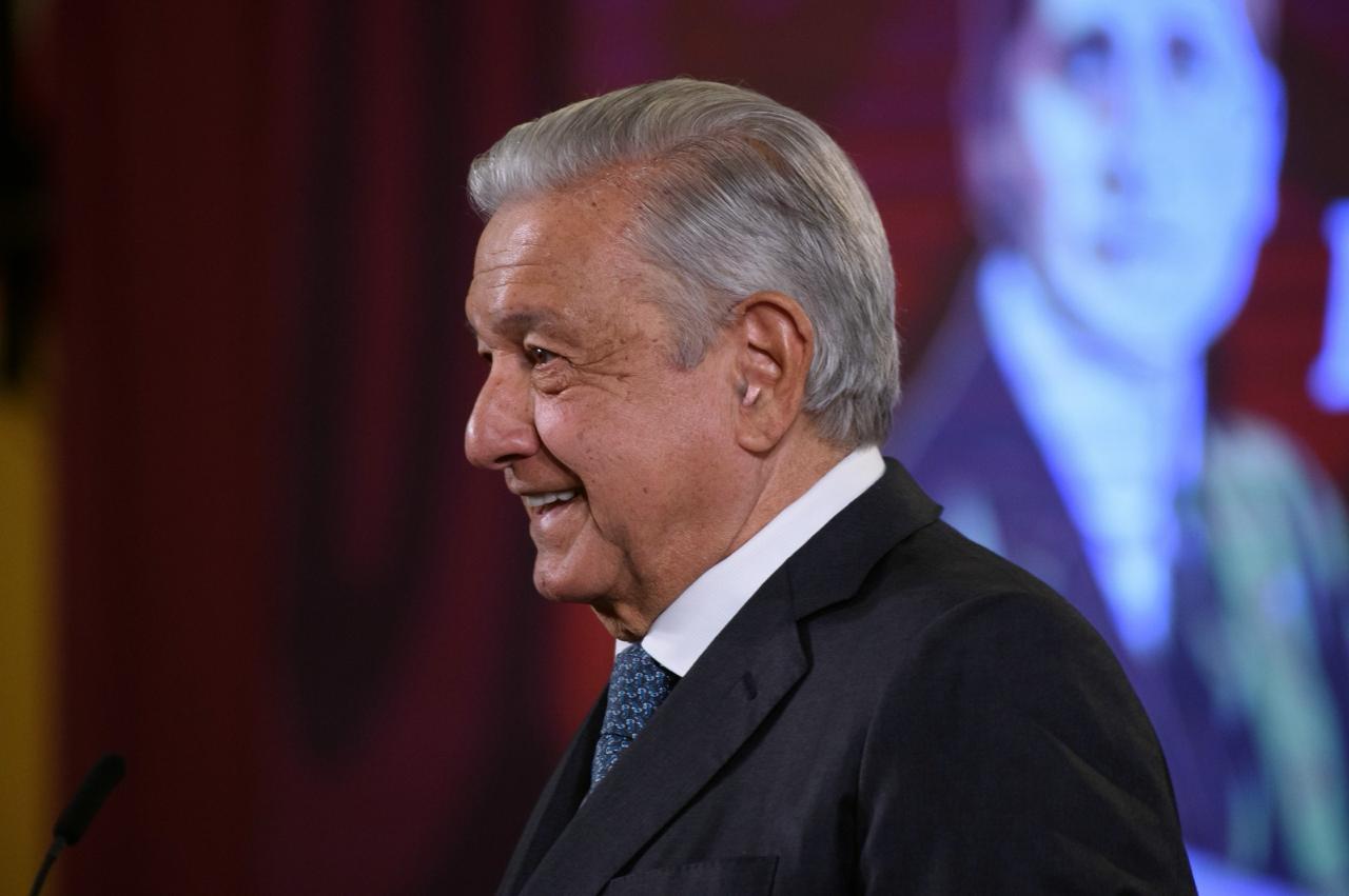 ‘Uno no se sale del desfile, lo sacan…’, López Obrador manda este mensaje a YouTube