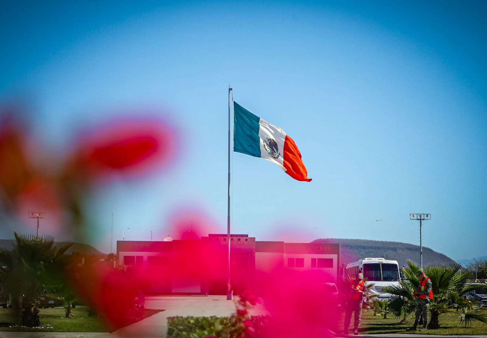 Autoridades estatales y militares conmemoran el CXI Aniversario del Ejército Mexicano en campo militar El Sauz