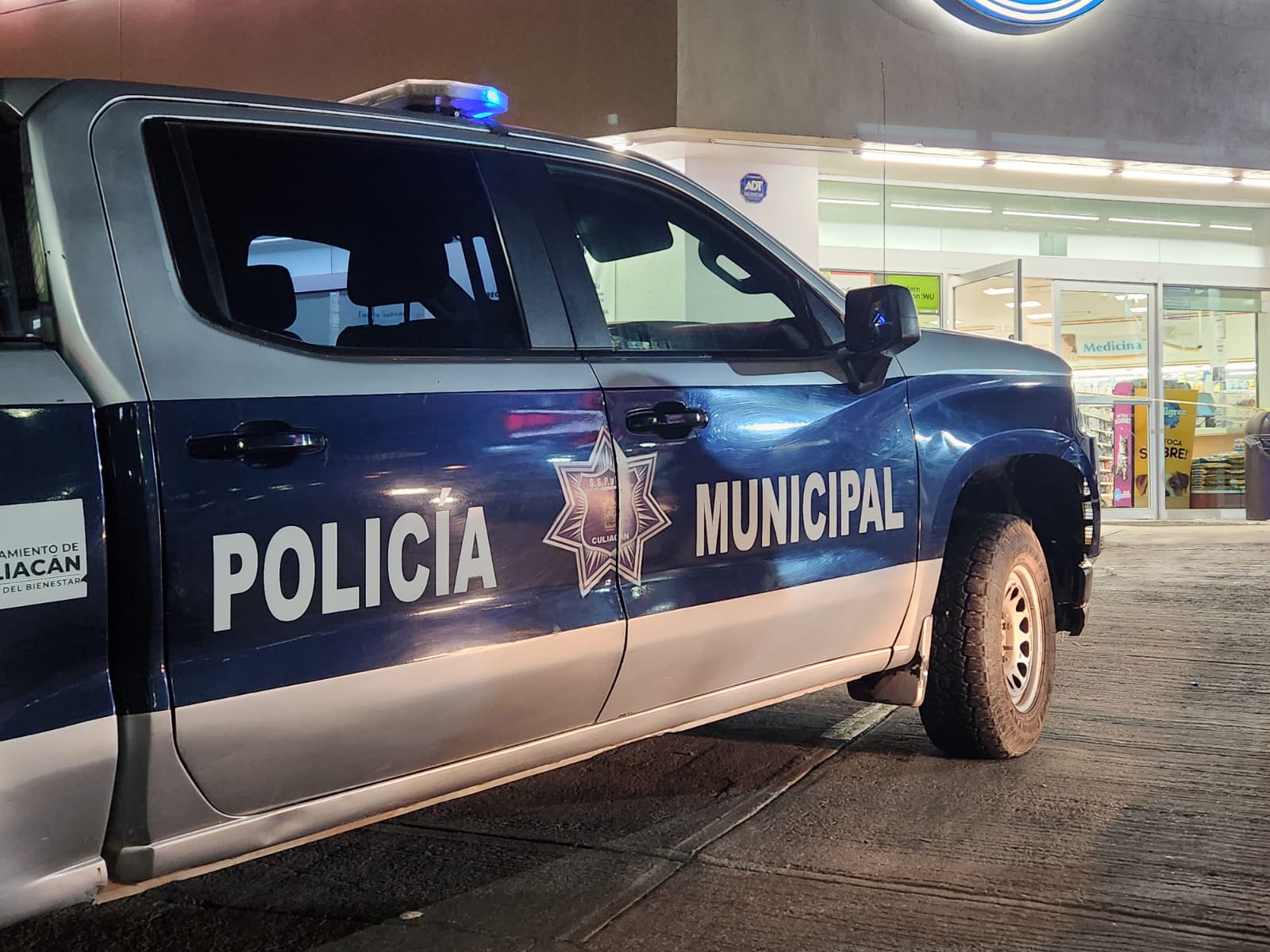 Empleado de una farmacia es baleado durante asalto, en Culiacán