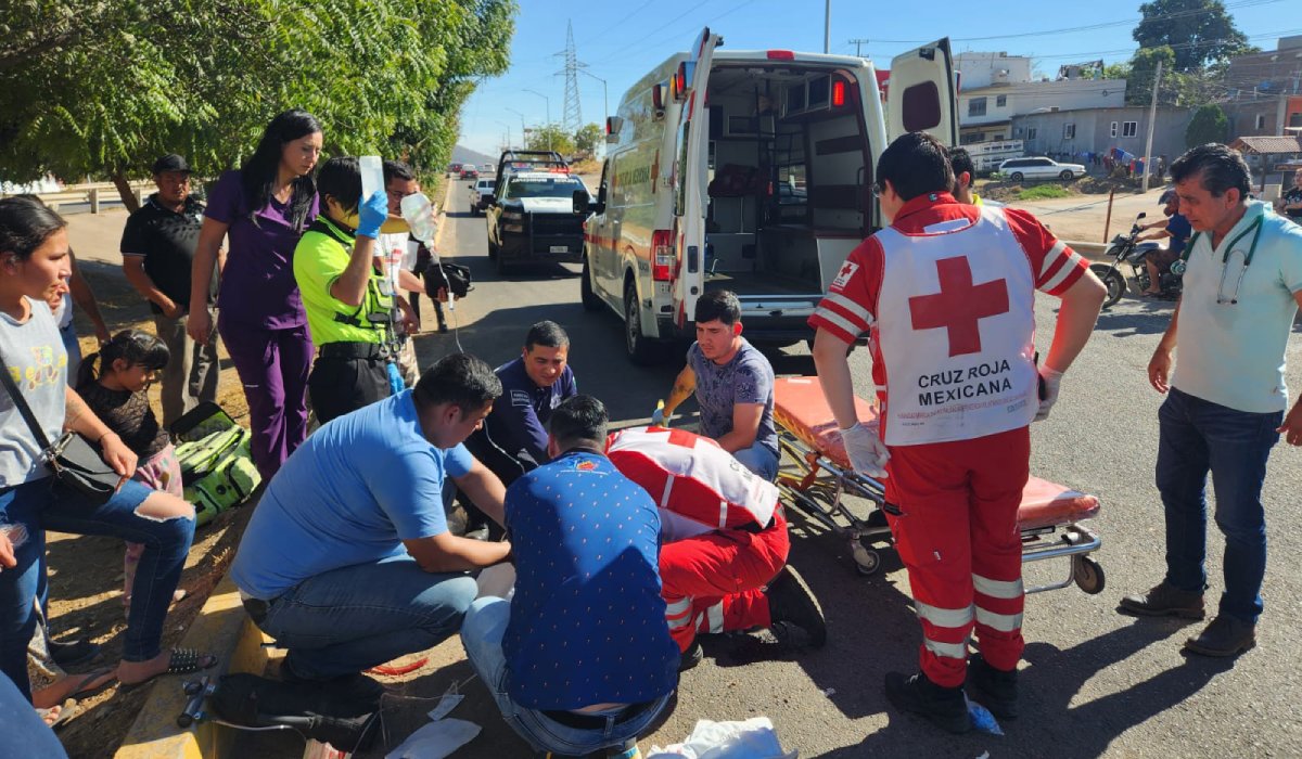Mujer es atropellada por dos jóvenes que se desplazaban en una moto