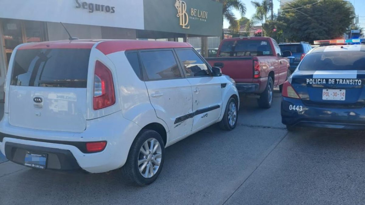 Automovilista se pasa un alto en el centro de Guasave, choca y deja daños materiales