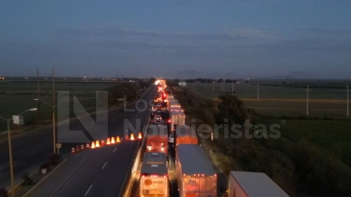 (VIDEO) Cae la noche y continúa el caos vial sobre la México 15, en Guasave, por protesta de transportistas