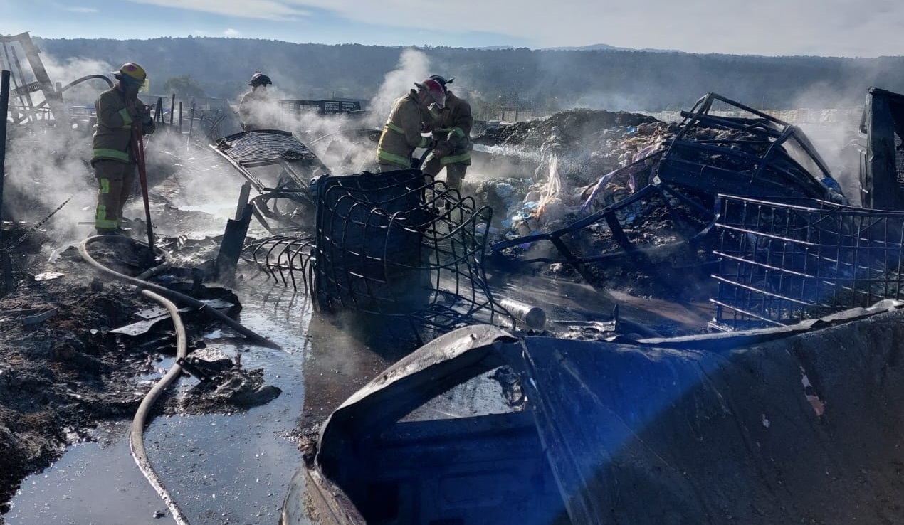 Fotos: Incendio en corralón de Hidalgo arrasa con cientos de vehículos ¿qué almacenaba la FGR ahí?