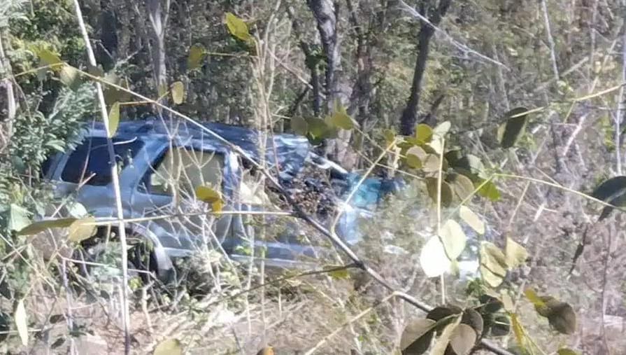 Abandonan camioneta tras caer a un barranco de 30 metros en San Ignacio