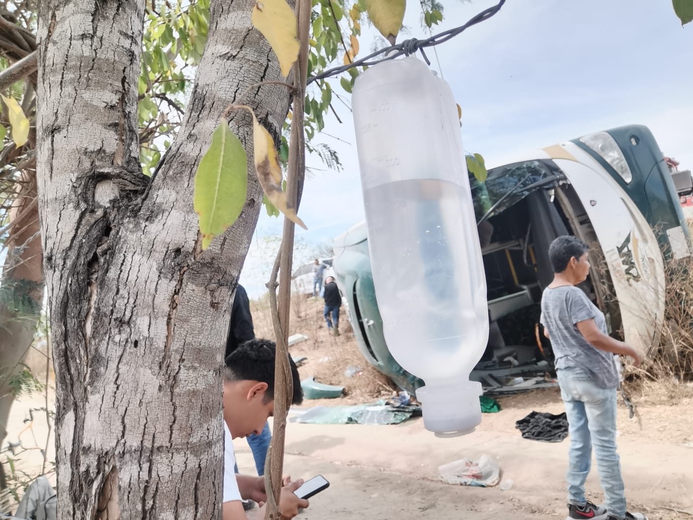 “Era desesperante escuchar los gritos de auxilio”: Boletero del camión volcado en los límites de Sinaloa y Sonora