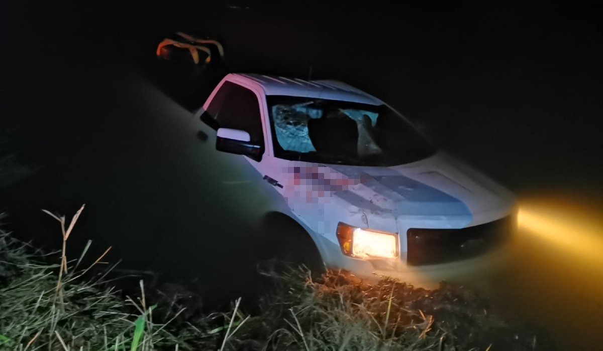 Conductor de una camioneta pierde control y cae dentro del canal Lateral 18 en Ahome
