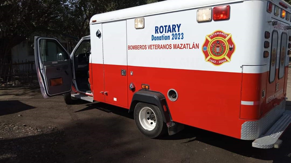 Camioneta embiste a mujer que desayunaba en restaurante al sur de Mazatlán