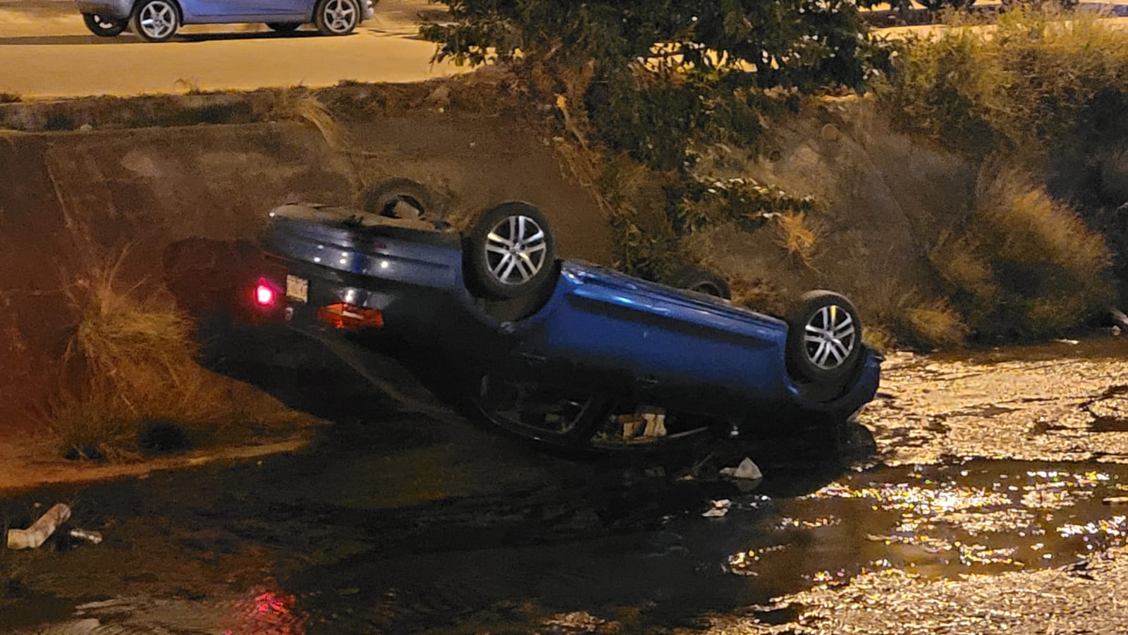 Conductora pierde el control y cae con su vehículo en canal pluvial en Mazatlán
