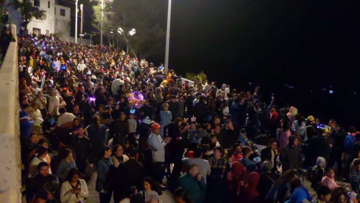 Miles de personas entre turistas y locales, disfrutan del carnaval de Mazatlán
