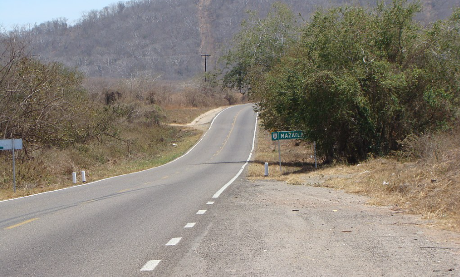 Hallan ‘ensabanado’ a un hombre sin vida sobre la Mazatlán-Culiacán, cerca de La Chicayota
