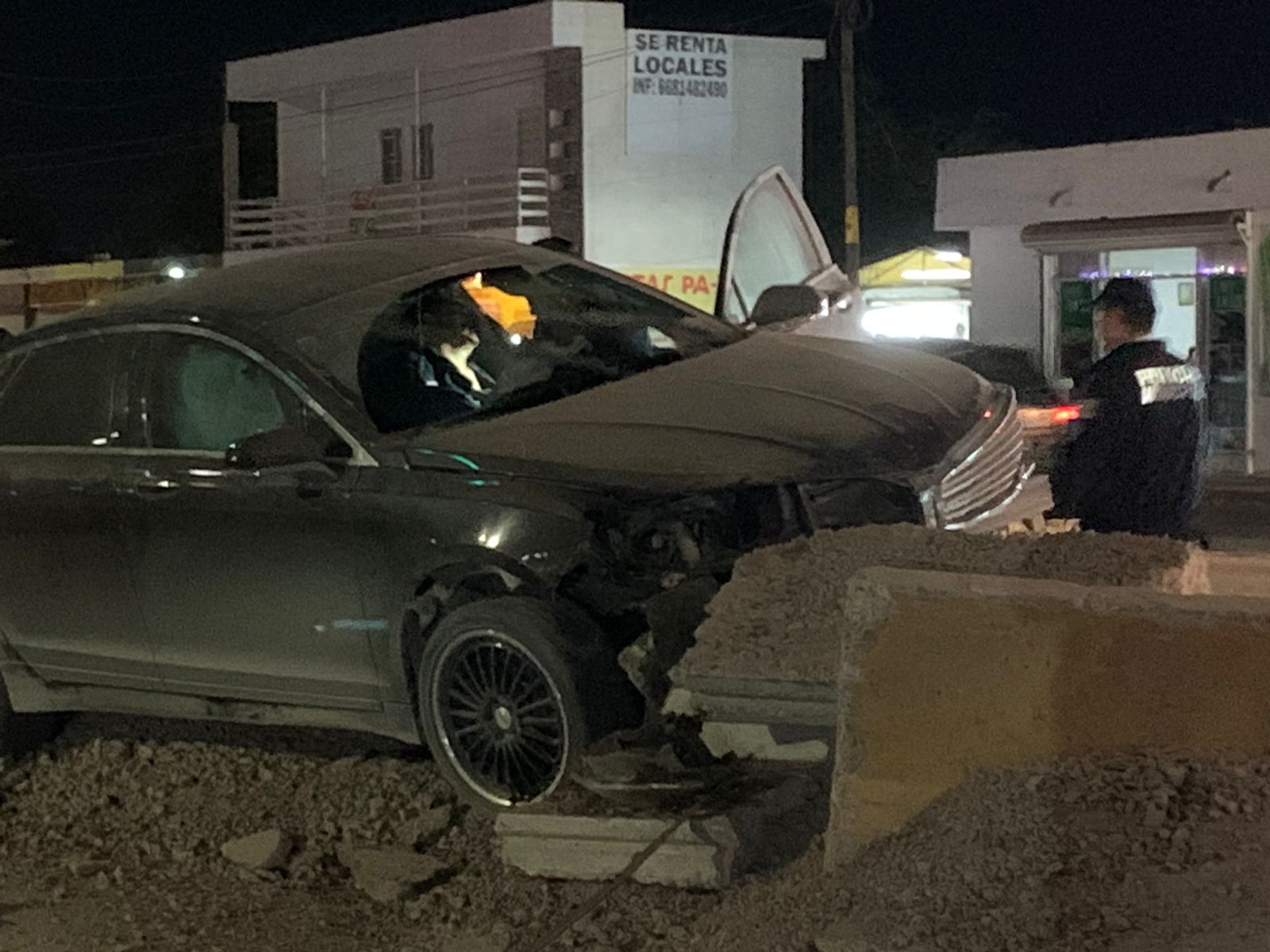¿Se fue de paso! Conductor de un vehículo se impacta contra unos muros de de concreto de una obra en construcción en Los Mochis