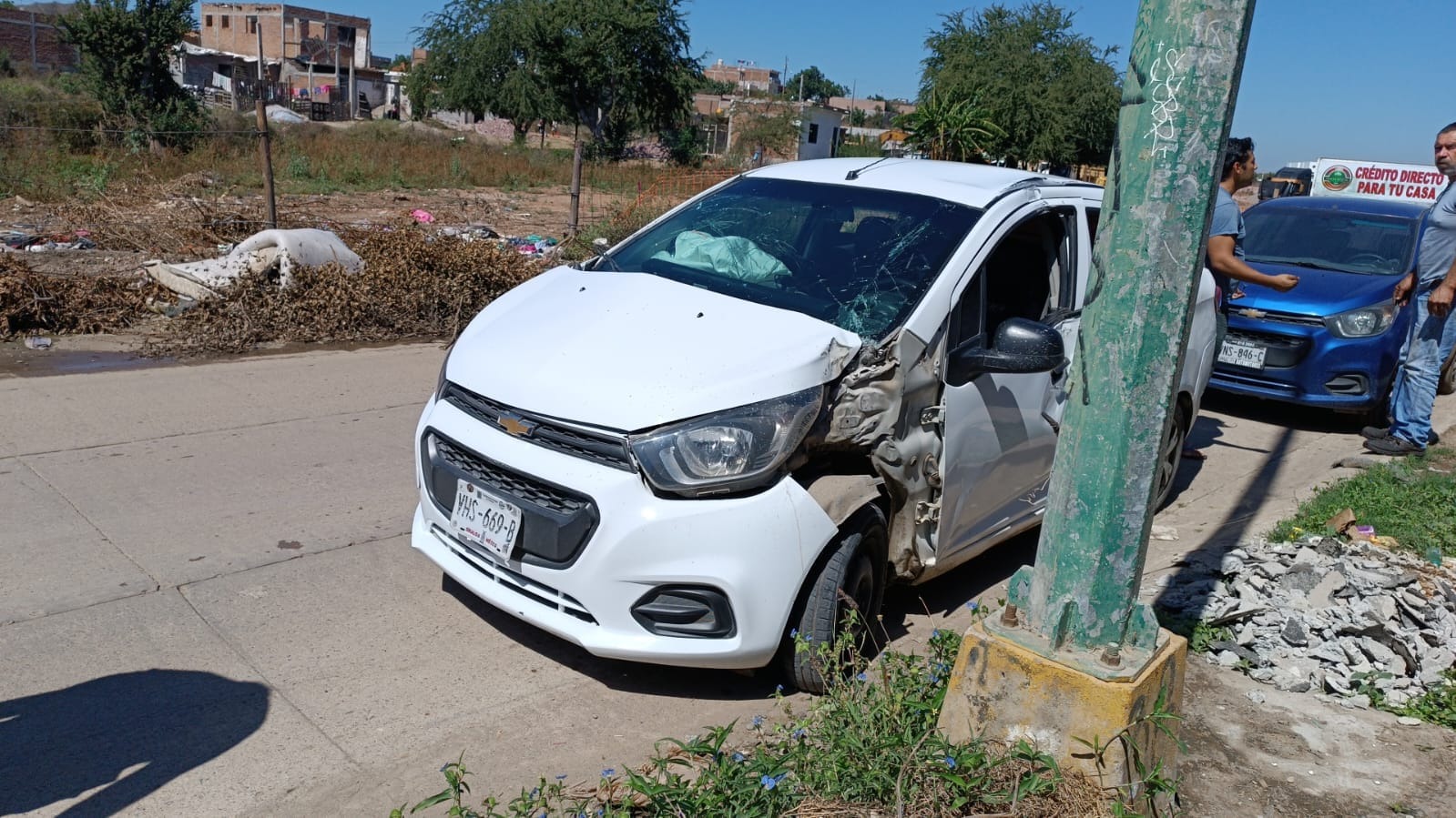 Conductor se estrella contra poste de concreto en Santa Teresa en Mazatlán