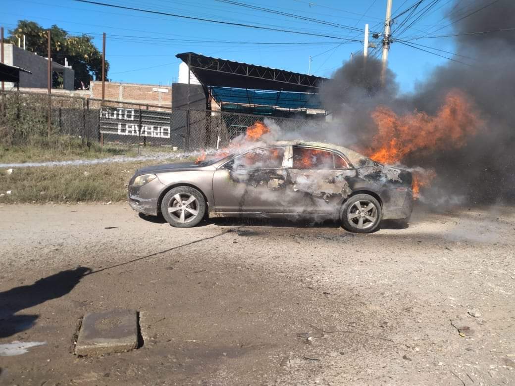 Arde otro vehículo en Mazatlán, pero ahora en Valle del Ejido