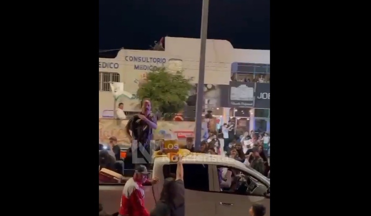 ¡Aguas con el ojo! ‘Chenel’ reaparece en Carnaval de Guamúchil y aplica ‘chenelada’ de aventar dulces