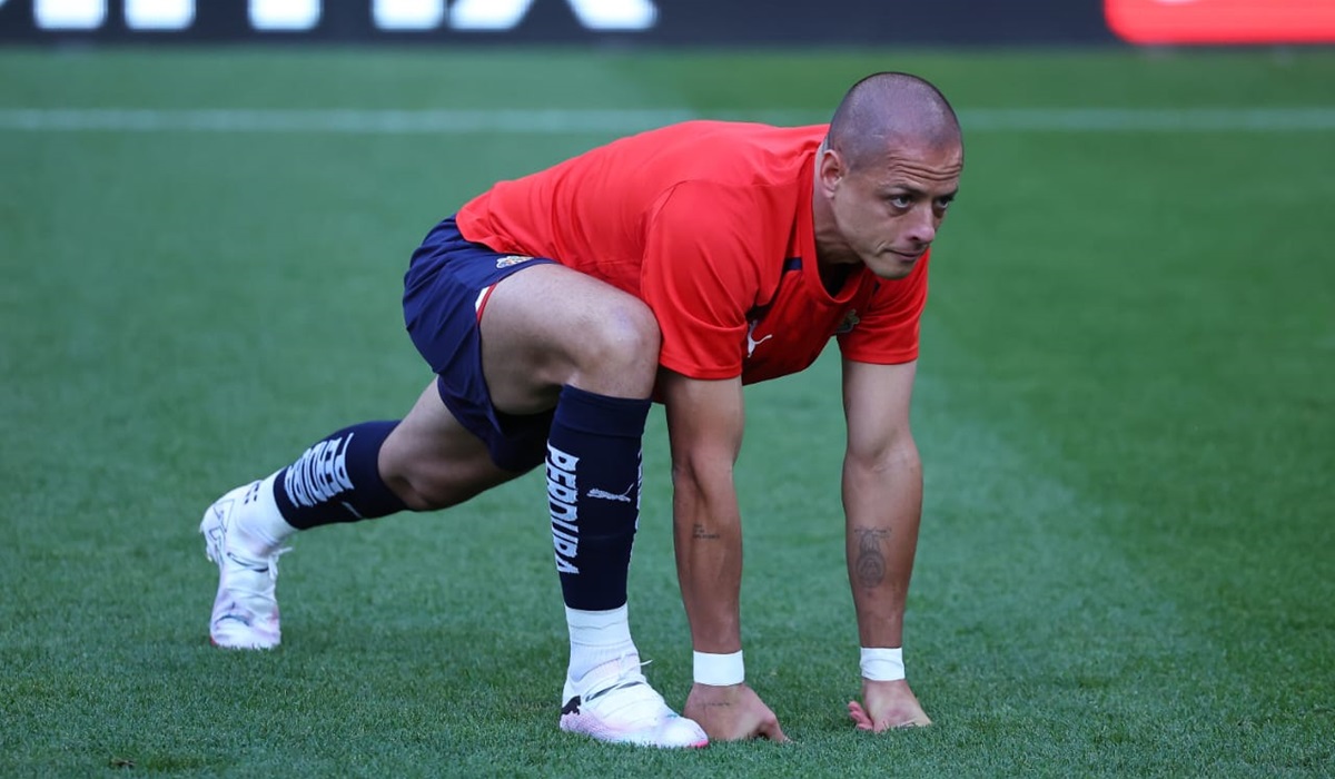 Chivas triunfa durante debut del Chicharito