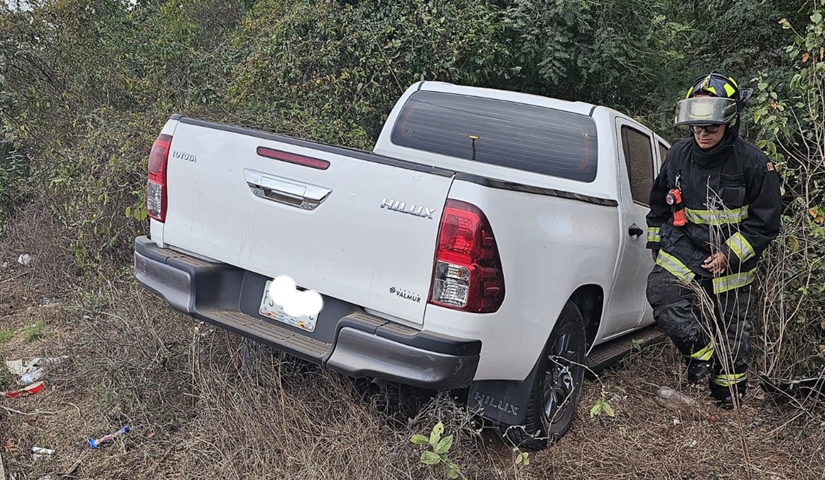 Conductor choca contra tubería y provoca desabasto en dos colonias de Mazatlán