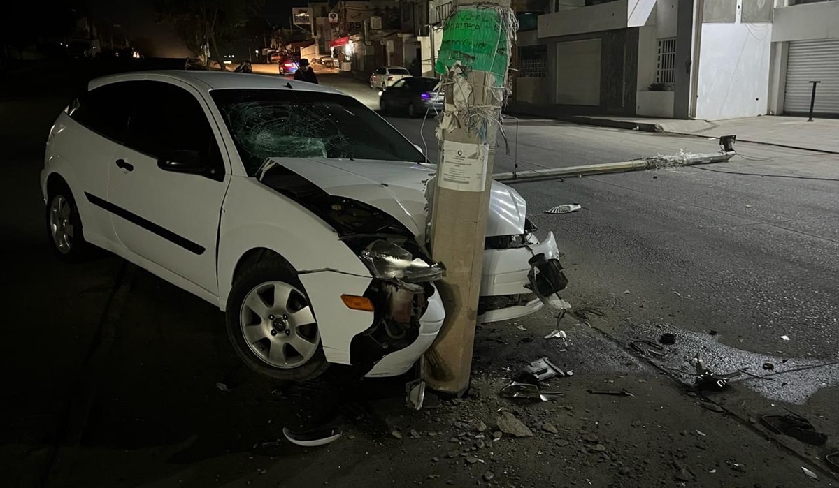 Se estrella contra poste, lo derriba y deja sin luz varias casas sobre la ‘Calle Ancha’, en Culiacán