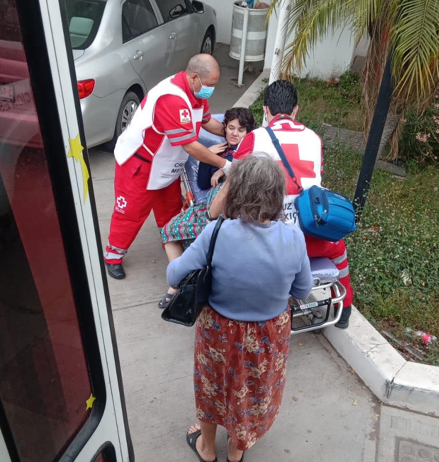 “No solo nos pasamos el rojo”; chofer se sale de ruta con pasaje a bordo para ayudar a adulta mayor infartada